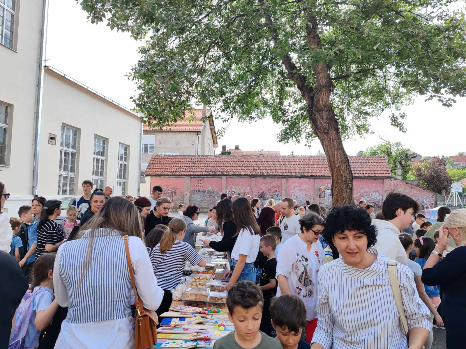 Фотографија из вести: ❤️ Црвени крст Алексинац је подржао хуманитарни базар