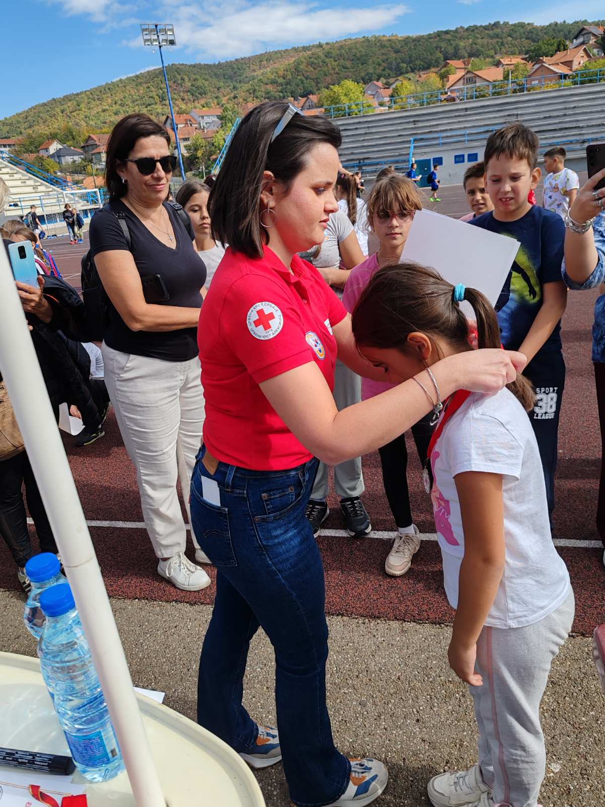 Фотографија 9 — 🏃‍♀️🏃‍♂️ ДАНАС ЈЕ ОДРЖАНА НАЈМАСОВНИЈА АКЦИЈА ЦРВЕНОГ КРСТА АЛЕКСИНАЦ – „ТРКА ЗА СРЕЋНИЈЕ ДЕТИЊСТВО“ ❤️