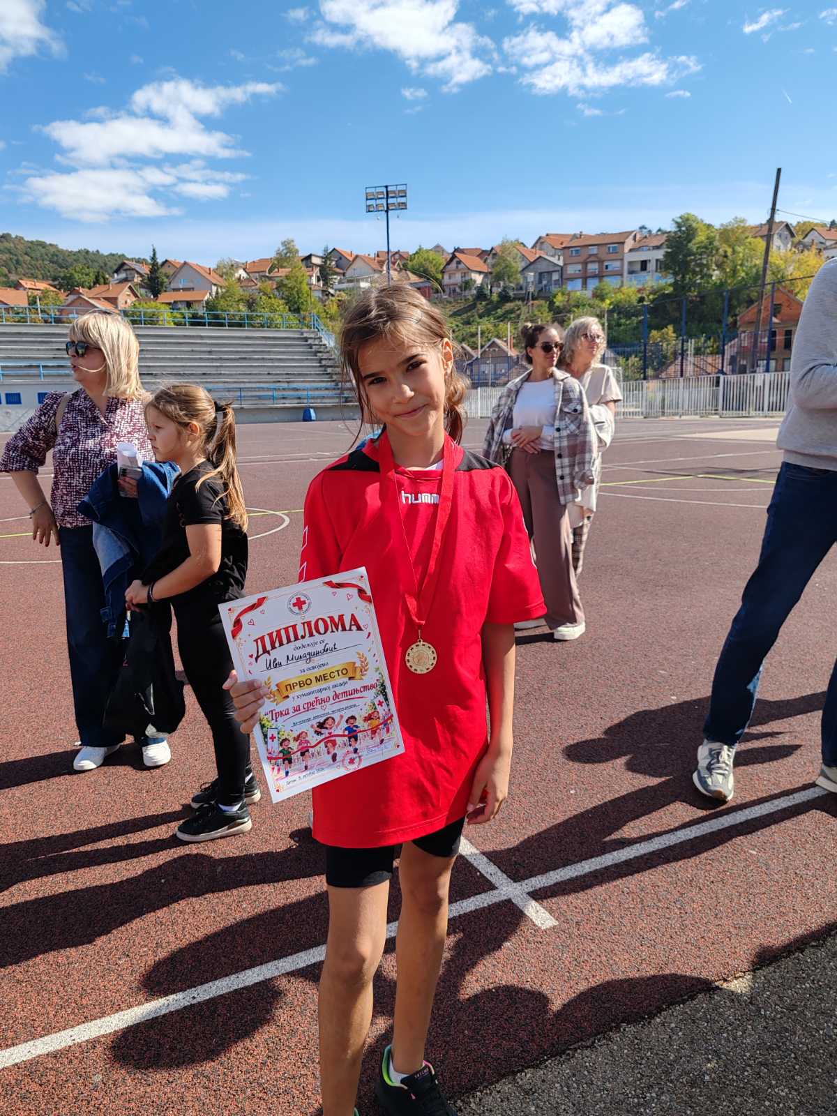 Фотографија 1 — 🏃‍♀️🏃‍♂️ ДАНАС ЈЕ ОДРЖАНА НАЈМАСОВНИЈА АКЦИЈА ЦРВЕНОГ КРСТА АЛЕКСИНАЦ – „ТРКА ЗА СРЕЋНИЈЕ ДЕТИЊСТВО“ ❤️