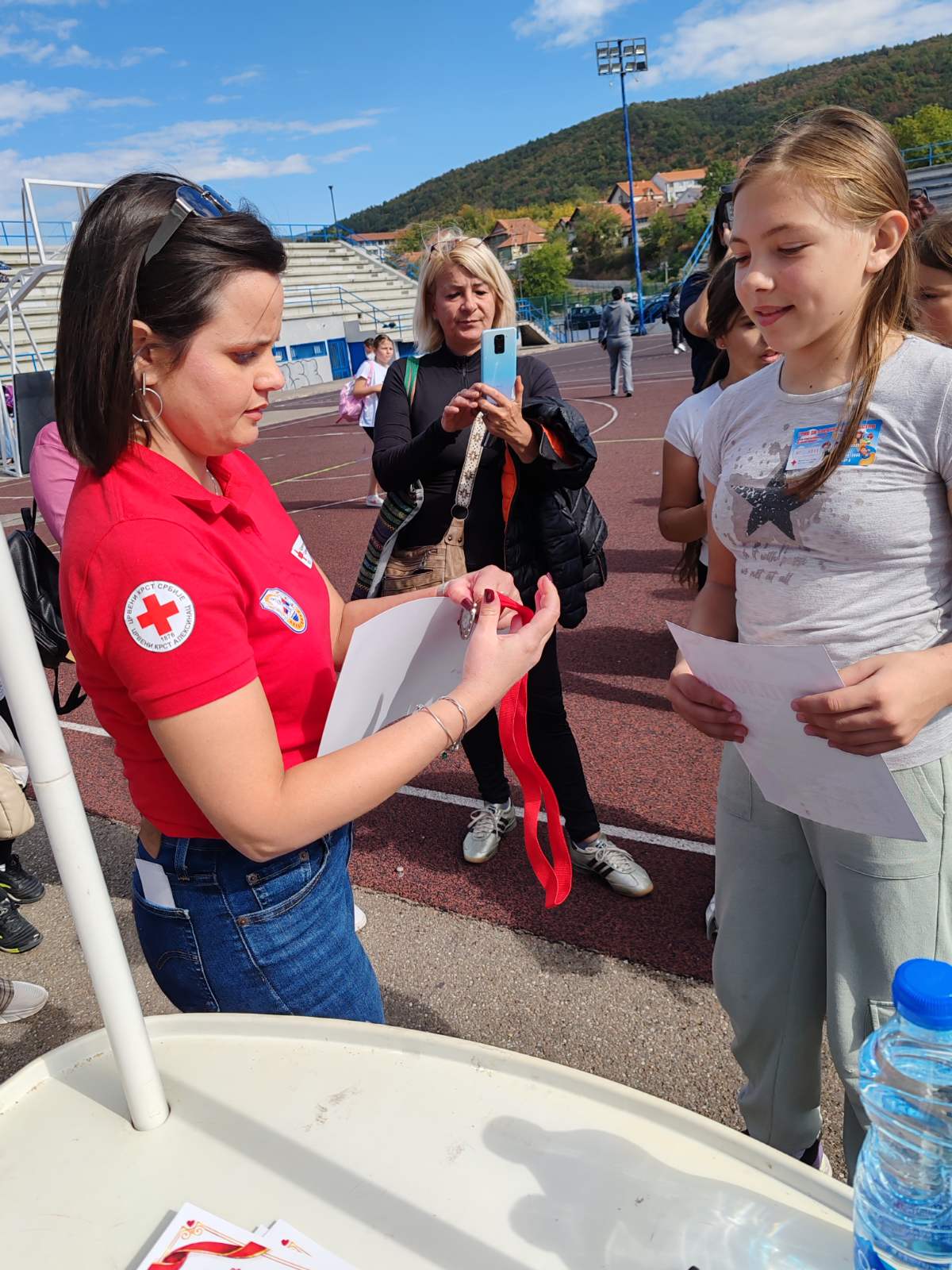 Фотографија 6 — 🏃‍♀️🏃‍♂️ ДАНАС ЈЕ ОДРЖАНА НАЈМАСОВНИЈА АКЦИЈА ЦРВЕНОГ КРСТА АЛЕКСИНАЦ – „ТРКА ЗА СРЕЋНИЈЕ ДЕТИЊСТВО“ ❤️