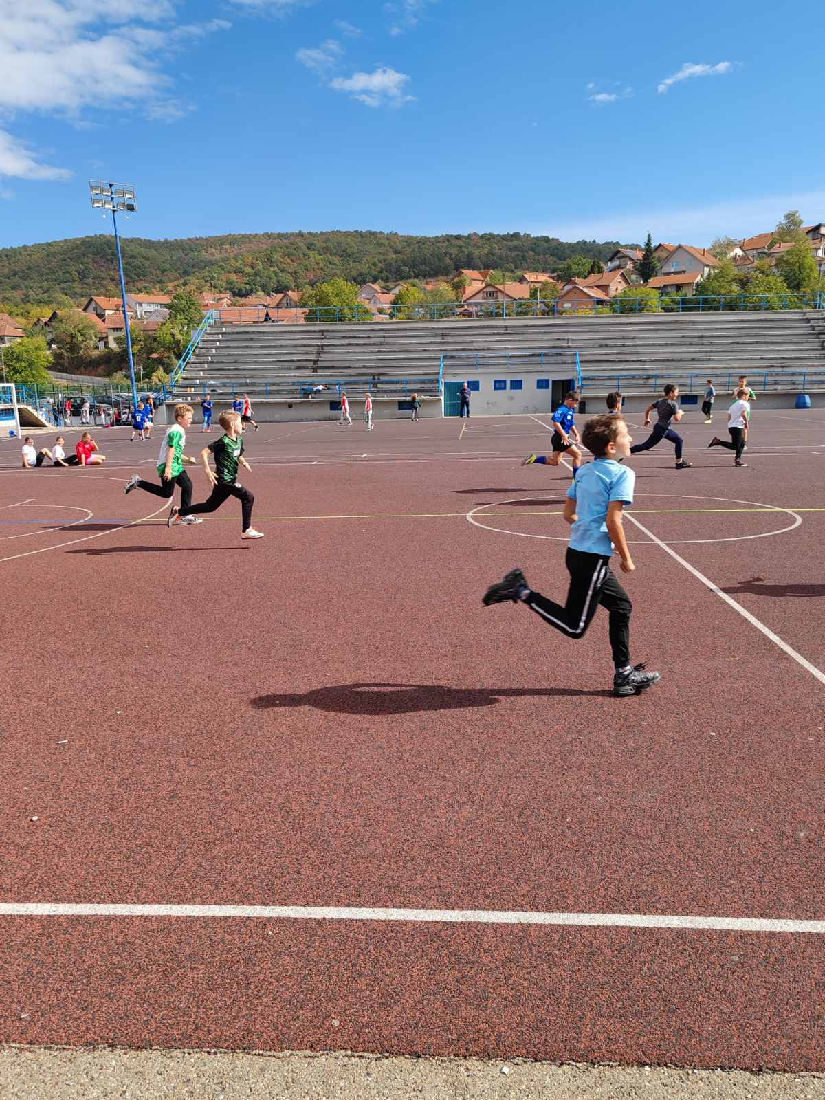 Фотографија 15 — 🏃‍♀️🏃‍♂️ ДАНАС ЈЕ ОДРЖАНА НАЈМАСОВНИЈА АКЦИЈА ЦРВЕНОГ КРСТА АЛЕКСИНАЦ – „ТРКА ЗА СРЕЋНИЈЕ ДЕТИЊСТВО“ ❤️