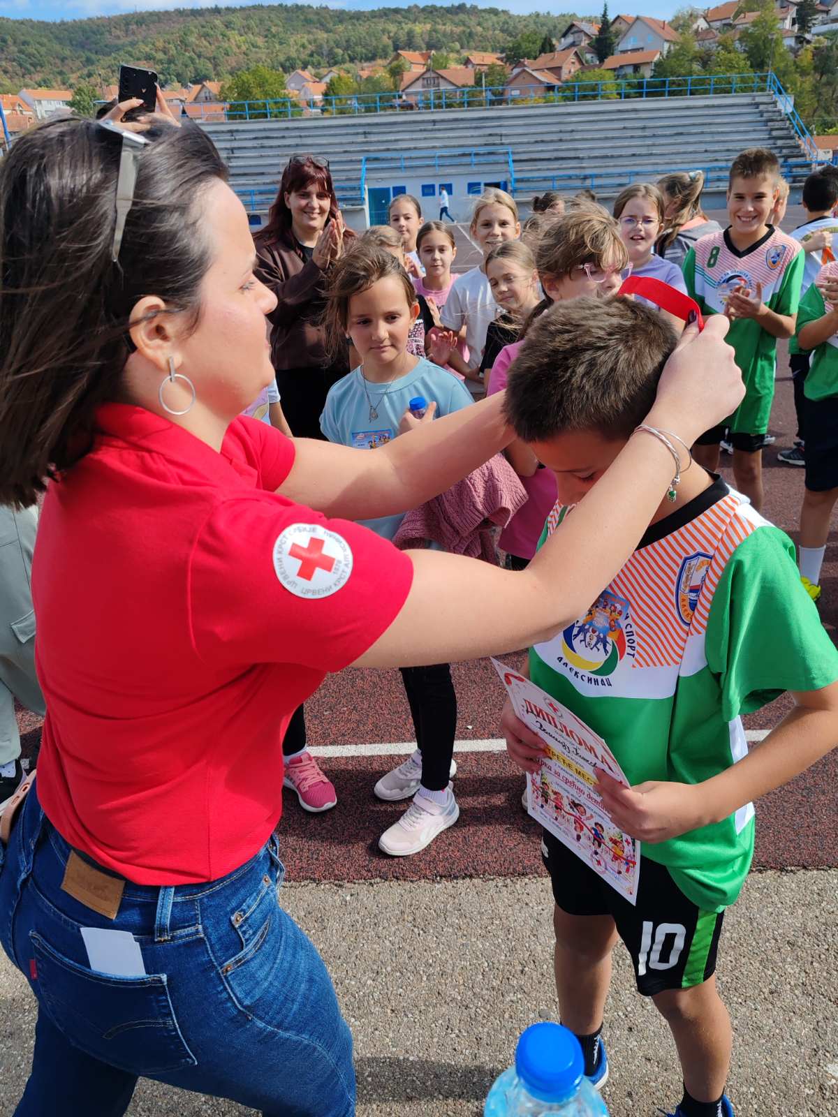 Фотографија 2 — 🏃‍♀️🏃‍♂️ ДАНАС ЈЕ ОДРЖАНА НАЈМАСОВНИЈА АКЦИЈА ЦРВЕНОГ КРСТА АЛЕКСИНАЦ – „ТРКА ЗА СРЕЋНИЈЕ ДЕТИЊСТВО“ ❤️