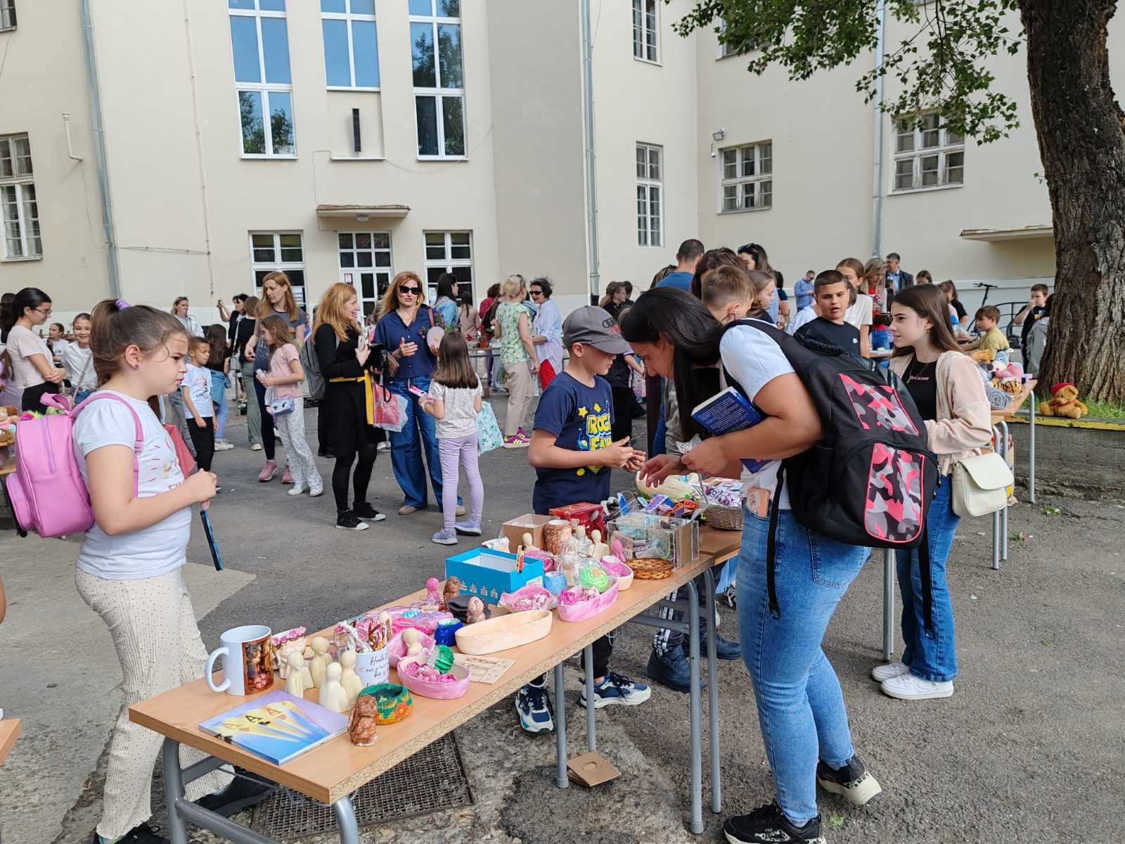 Фотографија из вести: ❤️ Црвени крст Алексинац је подржао хуманитарни базар