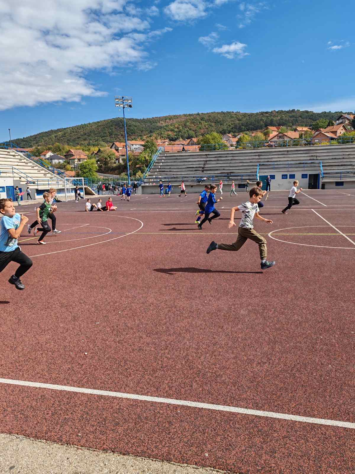 Фотографија 16 — 🏃‍♀️🏃‍♂️ ДАНАС ЈЕ ОДРЖАНА НАЈМАСОВНИЈА АКЦИЈА ЦРВЕНОГ КРСТА АЛЕКСИНАЦ – „ТРКА ЗА СРЕЋНИЈЕ ДЕТИЊСТВО“ ❤️