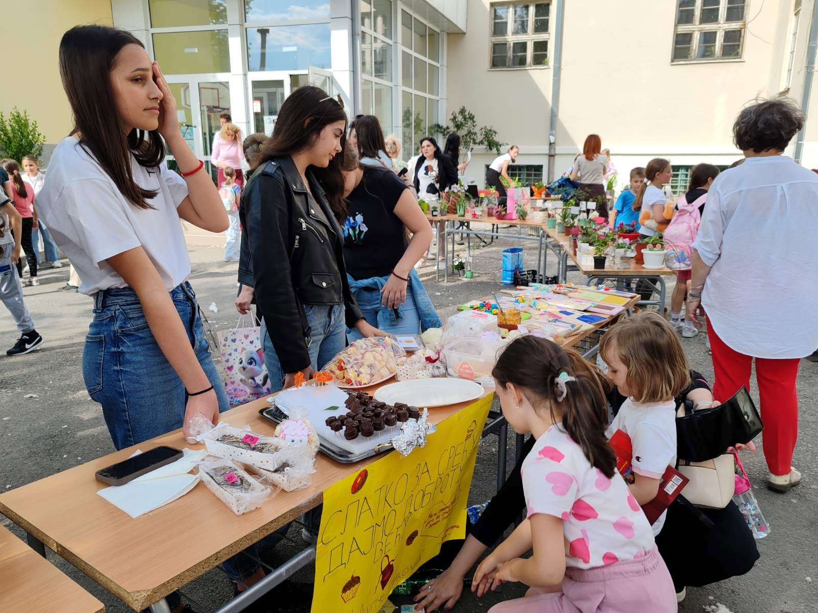 Фотографија из вести: ❤️ Црвени крст Алексинац је подржао хуманитарни базар