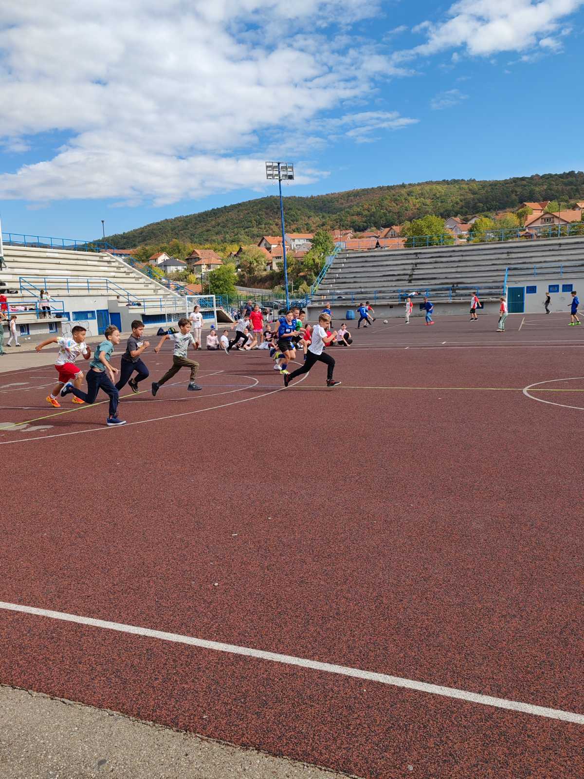 Фотографија 11 — 🏃‍♀️🏃‍♂️ ДАНАС ЈЕ ОДРЖАНА НАЈМАСОВНИЈА АКЦИЈА ЦРВЕНОГ КРСТА АЛЕКСИНАЦ – „ТРКА ЗА СРЕЋНИЈЕ ДЕТИЊСТВО“ ❤️