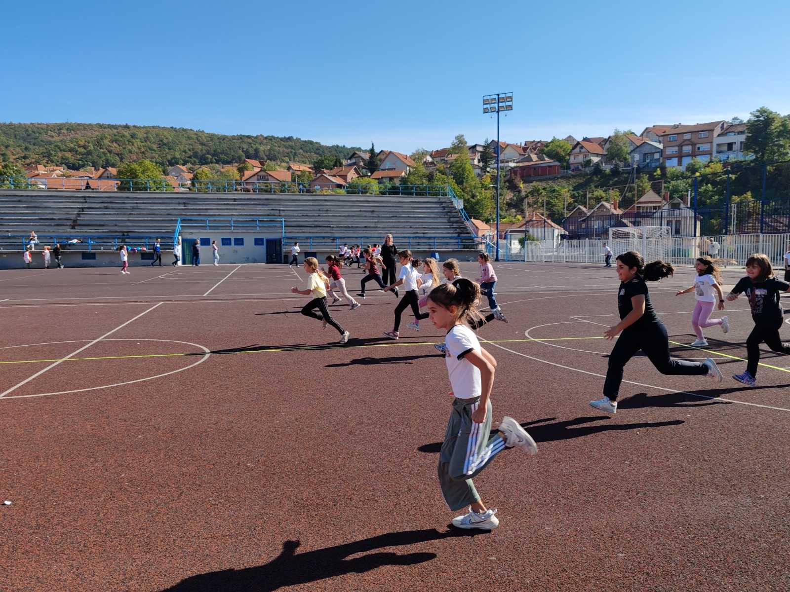 Фотографија 22 — 🏃‍♀️🏃‍♂️ ДАНАС ЈЕ ОДРЖАНА НАЈМАСОВНИЈА АКЦИЈА ЦРВЕНОГ КРСТА АЛЕКСИНАЦ – „ТРКА ЗА СРЕЋНИЈЕ ДЕТИЊСТВО“ ❤️