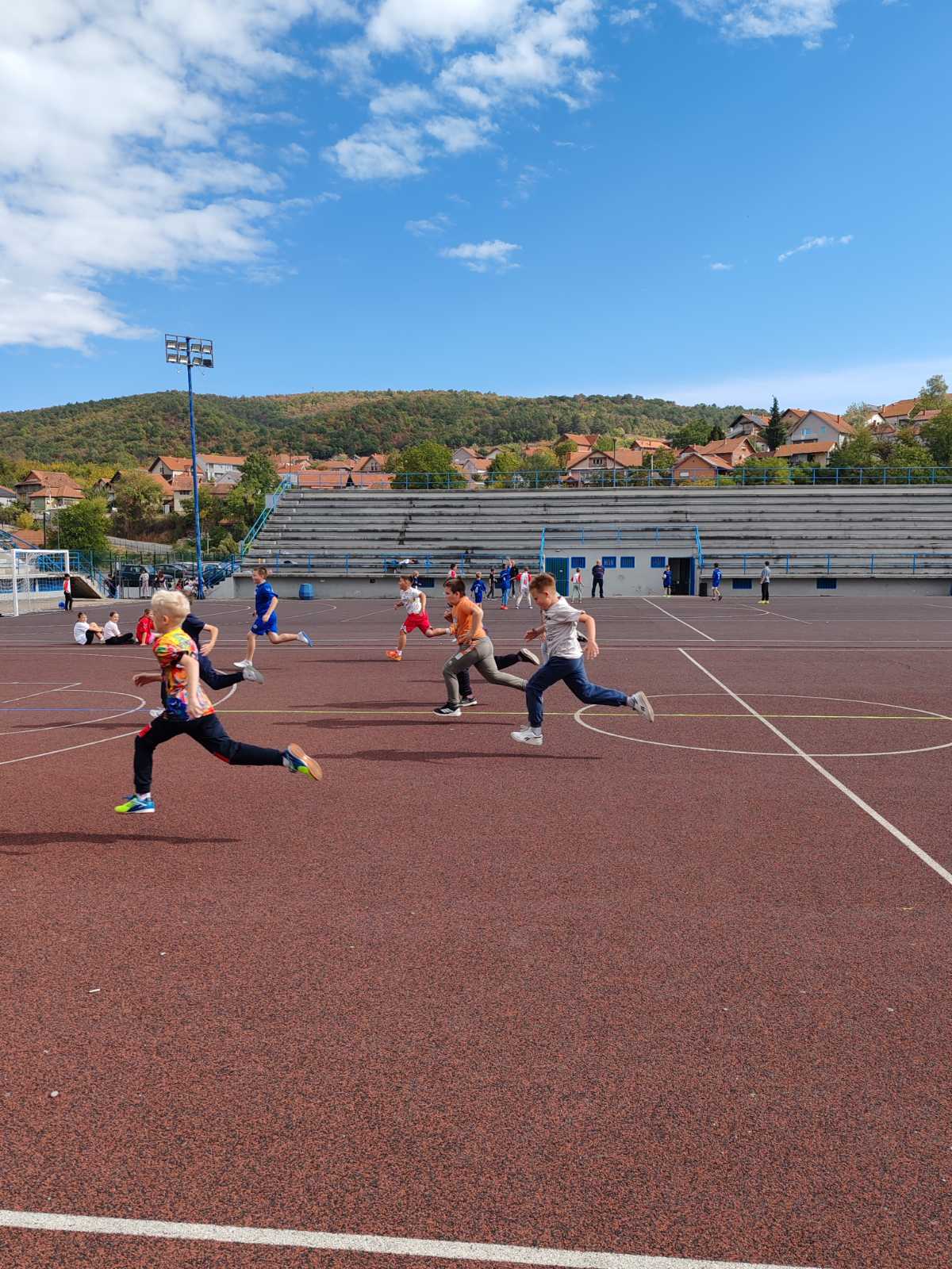 Фотографија 13 — 🏃‍♀️🏃‍♂️ ДАНАС ЈЕ ОДРЖАНА НАЈМАСОВНИЈА АКЦИЈА ЦРВЕНОГ КРСТА АЛЕКСИНАЦ – „ТРКА ЗА СРЕЋНИЈЕ ДЕТИЊСТВО“ ❤️