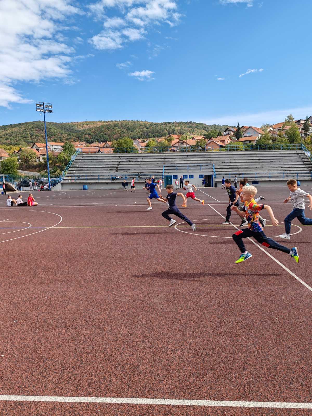 Фотографија 14 — 🏃‍♀️🏃‍♂️ ДАНАС ЈЕ ОДРЖАНА НАЈМАСОВНИЈА АКЦИЈА ЦРВЕНОГ КРСТА АЛЕКСИНАЦ – „ТРКА ЗА СРЕЋНИЈЕ ДЕТИЊСТВО“ ❤️
