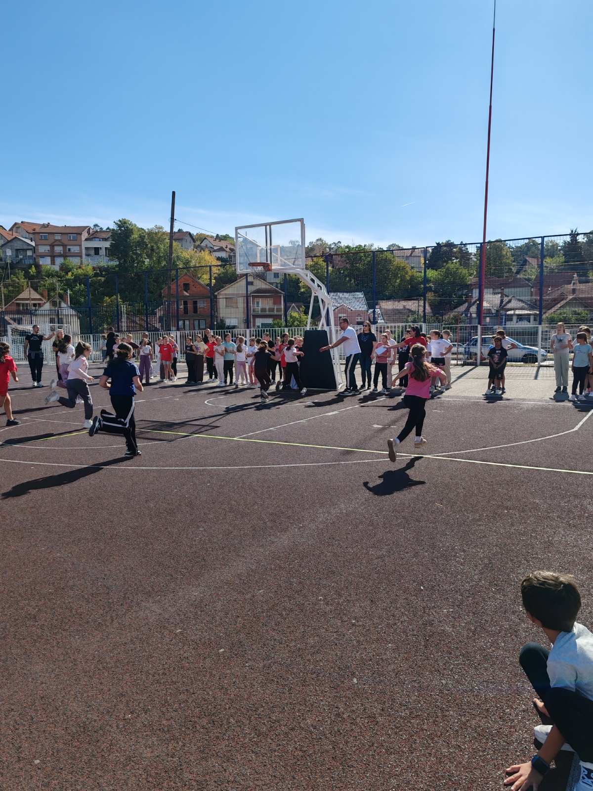 Фотографија 19 — 🏃‍♀️🏃‍♂️ ДАНАС ЈЕ ОДРЖАНА НАЈМАСОВНИЈА АКЦИЈА ЦРВЕНОГ КРСТА АЛЕКСИНАЦ – „ТРКА ЗА СРЕЋНИЈЕ ДЕТИЊСТВО“ ❤️