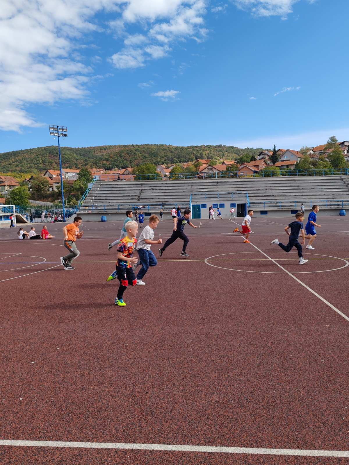 Фотографија 12 — 🏃‍♀️🏃‍♂️ ДАНАС ЈЕ ОДРЖАНА НАЈМАСОВНИЈА АКЦИЈА ЦРВЕНОГ КРСТА АЛЕКСИНАЦ – „ТРКА ЗА СРЕЋНИЈЕ ДЕТИЊСТВО“ ❤️