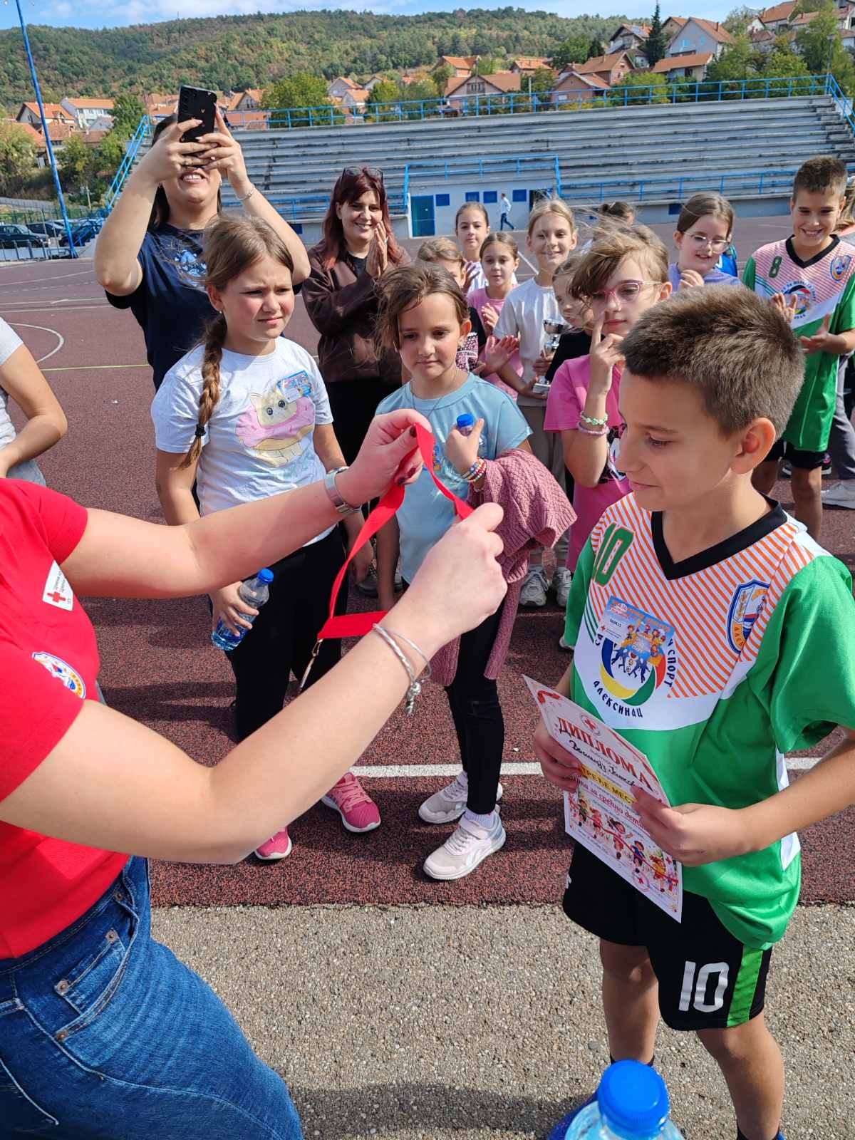 Фотографија 3 — 🏃‍♀️🏃‍♂️ ДАНАС ЈЕ ОДРЖАНА НАЈМАСОВНИЈА АКЦИЈА ЦРВЕНОГ КРСТА АЛЕКСИНАЦ – „ТРКА ЗА СРЕЋНИЈЕ ДЕТИЊСТВО“ ❤️