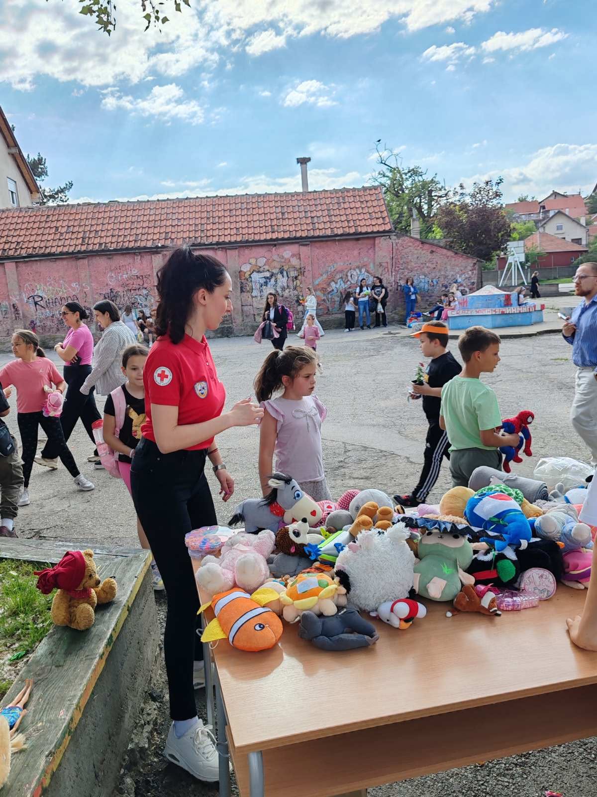 Фотографија из вести: ❤️ Црвени крст Алексинац је подржао хуманитарни базар