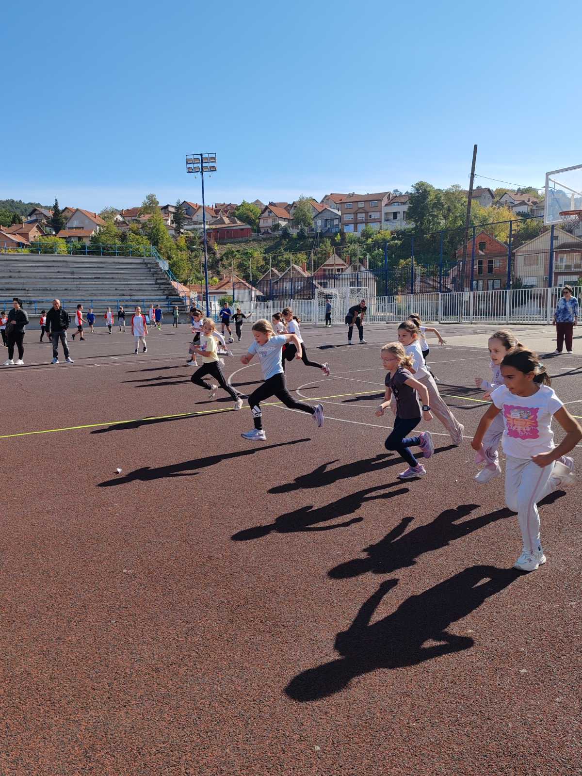 Фотографија 20 — 🏃‍♀️🏃‍♂️ ДАНАС ЈЕ ОДРЖАНА НАЈМАСОВНИЈА АКЦИЈА ЦРВЕНОГ КРСТА АЛЕКСИНАЦ – „ТРКА ЗА СРЕЋНИЈЕ ДЕТИЊСТВО“ ❤️