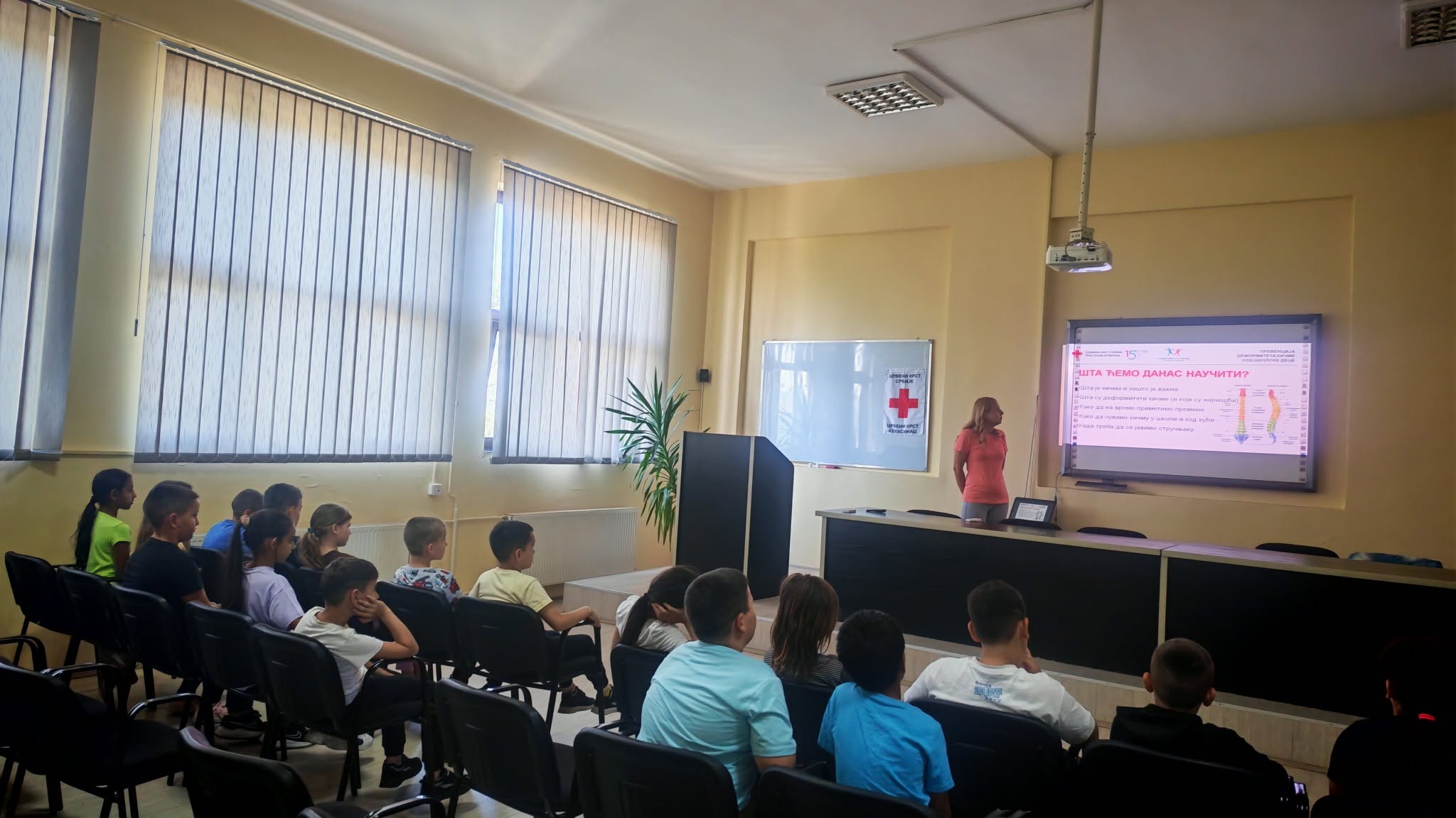 Фотографија из вести: 📌Превенција деформитета кичме код деце школског узраста