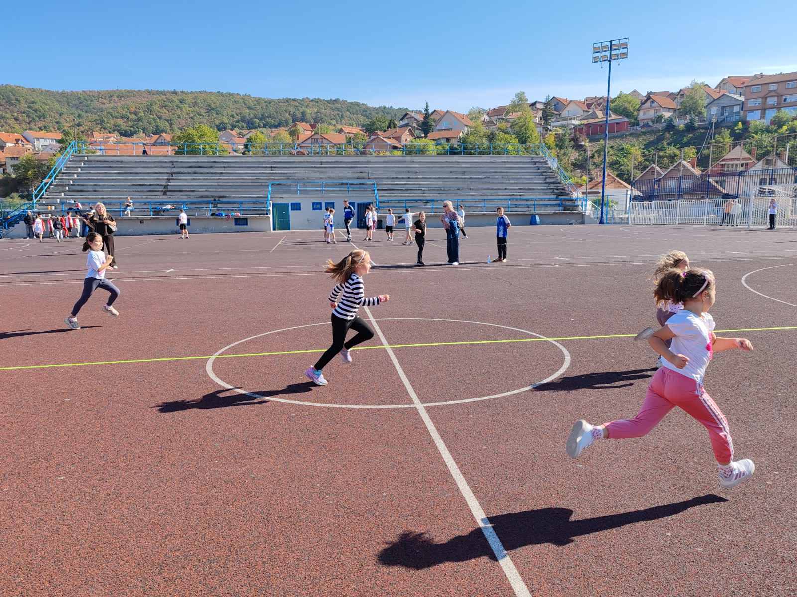 Фотографија 24 — 🏃‍♀️🏃‍♂️ ДАНАС ЈЕ ОДРЖАНА НАЈМАСОВНИЈА АКЦИЈА ЦРВЕНОГ КРСТА АЛЕКСИНАЦ – „ТРКА ЗА СРЕЋНИЈЕ ДЕТИЊСТВО“ ❤️