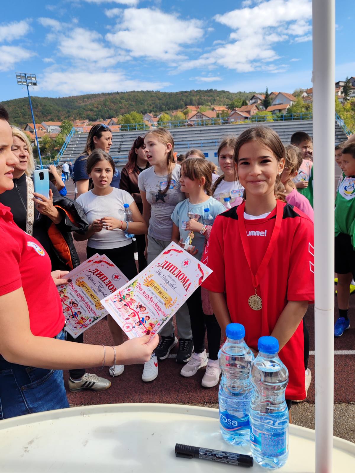 Фотографија 7 — 🏃‍♀️🏃‍♂️ ДАНАС ЈЕ ОДРЖАНА НАЈМАСОВНИЈА АКЦИЈА ЦРВЕНОГ КРСТА АЛЕКСИНАЦ – „ТРКА ЗА СРЕЋНИЈЕ ДЕТИЊСТВО“ ❤️